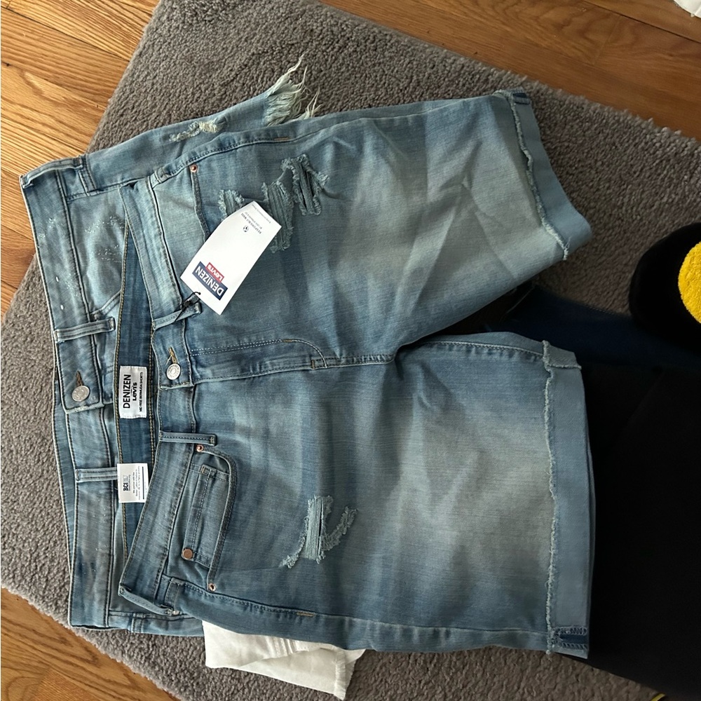 Levi womens brand new Bermuda shorts. Size 17